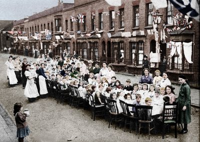 Et teselskap for barn i en East End Street i London, for å feire Versailles-traktaten på&t av Unbekannt
