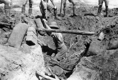 En kollapset britisk gravplass, Mesopotamia, første verdenskrig, 1918 av Unbekannt