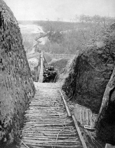 En kommunikasjonsgrøft og vei mot fronten, Frankrike, første verdenskrig, 1915 av Unbekannt