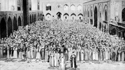 Eine Gemeinde blickt auf die heilige Kaaba in der Moschee von Mekka, Saudi-Arabien, 1922 von Unbekannt