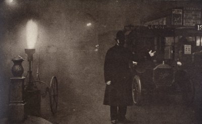 En konstabel som dirigerer trafikken i tåken, London, c1910-c1920s av Unbekannt