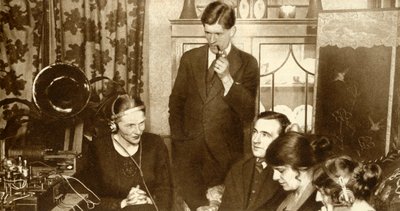 En familie som lytter til resultatene av stortingsvalget i 1923, 1935. av Unbekannt