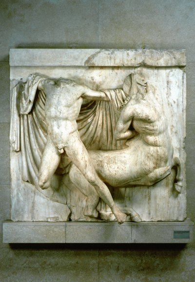 En kamp mellom en menneskelig Lapith og en Kentaur, metope fra Parthenon, c440 f.Kr. av Unbekannt