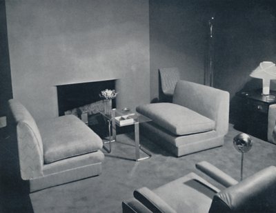 En peisgruppe i en stue designet av Russel Wright, 1935 av Unbekannt