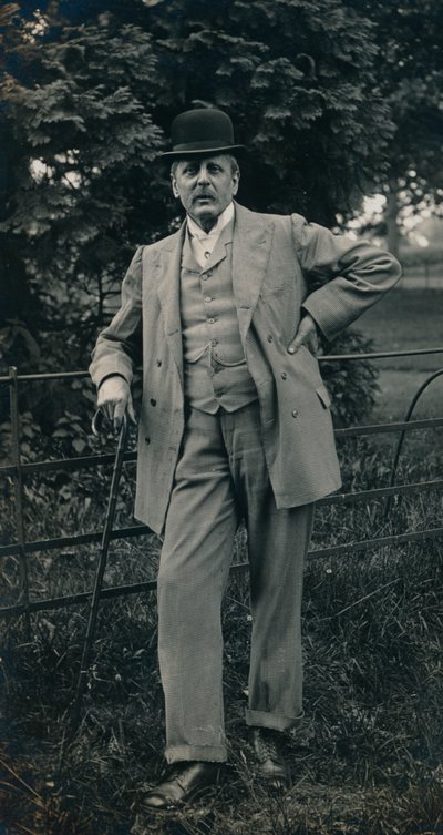 En gentleman iført dress og bowlerhatt c1910 av Unbekannt