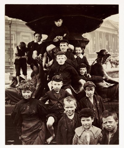 En gruppe barn foran Steble-fontenen, Liverpool, tatt av en ukjent fotograf i ca 1905 av Unbekannt