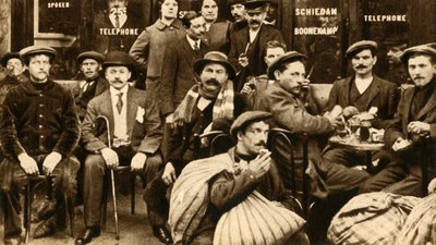 En gruppe flyktningfeltarbeidere på en kafé i Paris, første verdenskrig, 1914-1918, 1933. av Unbekannt