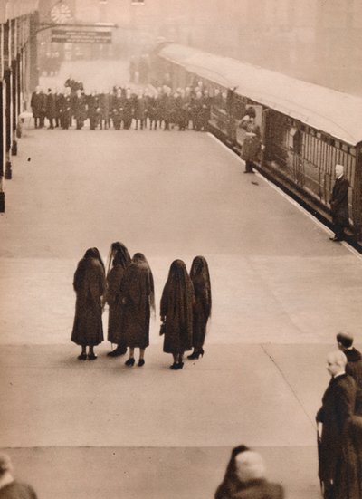En ensom gruppe kongelige sørgende: Queen Mary med Princess Royal, 1936. av Unbekannt