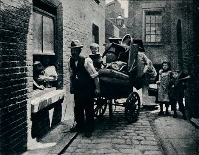 En flytting i Slumopolis, London, c1901 1901 av Unbekannt