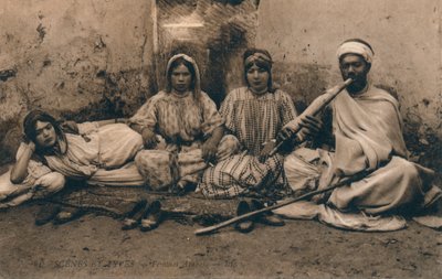 Et fotografi som viser tradisjonelle arabiske mennesker, c1909 av Unbekannt