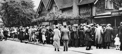 En kø til dyrehagen på en nasjonal helligdag, London, 1926-1927 av Unbekannt