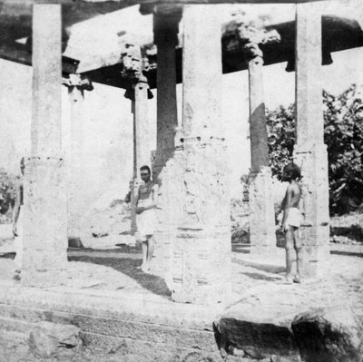 Et ødelagt tempel nær Madras, India, 1874 av Unbekannt