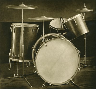 Et sett med perkusjonsinstrumenter trommer og cymbaler av tsjekkisk fabrikat, 1948 av Unbekannt