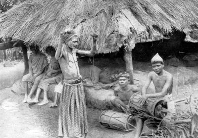 En trollmann som kaster ut en ånd fra en syk mann i Sør-India, 1926 av Unbekannt