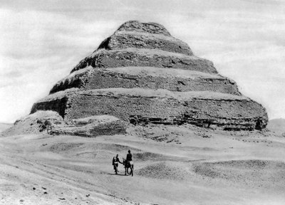 En trinnpyramide utenfor Kairo, Egypt, ca 1920-tallet av Unbekannt