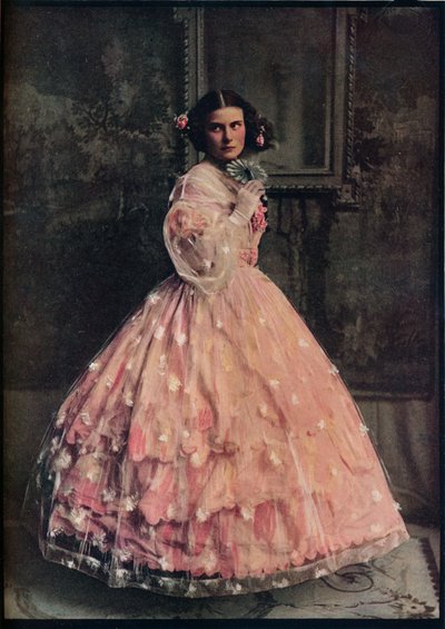 En ballkjole med tre volanger av rosa silke, med overkjole av hvitblomstret gasbind, 1850-60, c1913 av Unbekannt