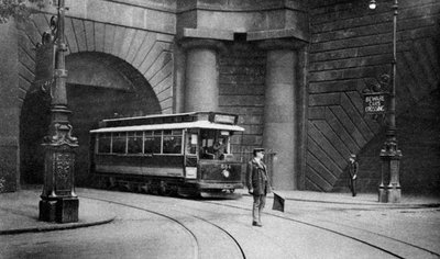 En trikk som kjører under Kingsway, Aldwych og Somerset House, London, 1926-1927 av Unbekannt