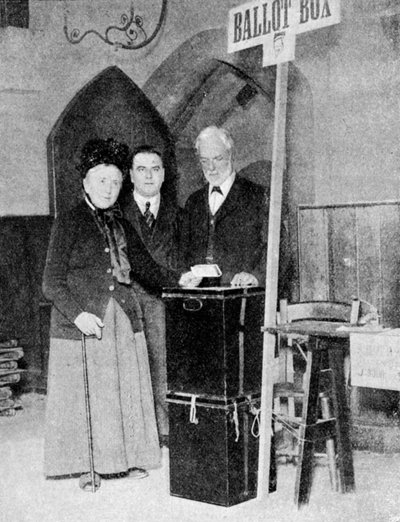 En kvinne som registrerer sin stemme ved stemmeurnen, c1922 av Unbekannt