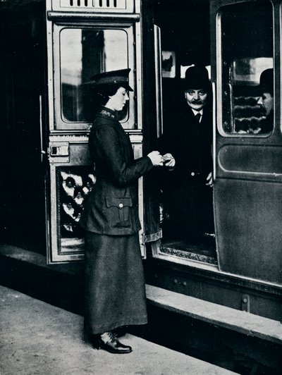 En kvinnelig billettkontrollør på jobb, c1914 av Unbekannt
