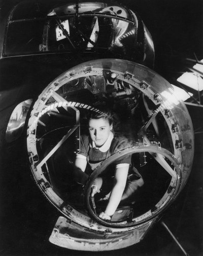 En kvinne som jobber på et Lancaster-bombefly, andre verdenskrig, 1940-tallet av Unbekannt