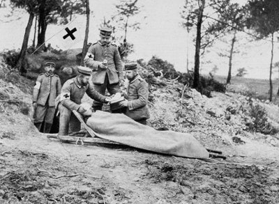 En såret tysk soldat ved en omkledningsstasjon, første verdenskrig, 1915 av Unbekannt