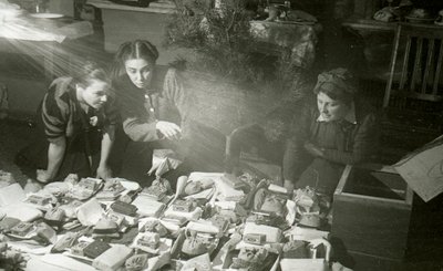 Skuespillerinner fra Moscow Art Theatre forbereder gaver til den røde hæren, USSR, 1943 av Unbekannt