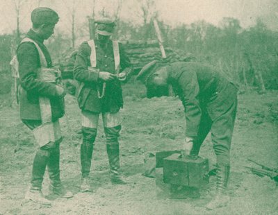 Luftfotografer fikser på fallskjermseler før de går opp, c1917 1919 av Unbekannt