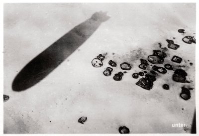 Luftfoto av en ørkenbosetning, med en skygge kastet av en Zeppelin, 1931 1933 av Unbekannt