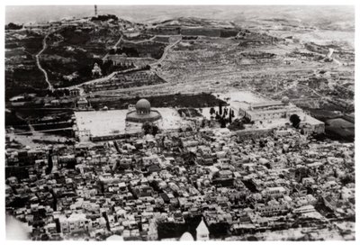 Luftfoto av moskeen i Omar, Jerusalem, Palestina, fra en Zeppelin, 1931 1933 av Unbekannt