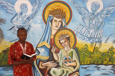 Afrikansk mann som leser Bibelen, Togo Ville, Togo av Unbekannt