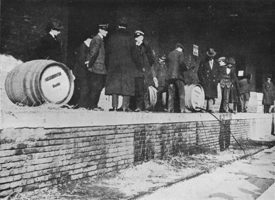 Etter krigserklæringen: Tysk øl ble stukket av i en italiensk tollbutikk, 1915 av Unbekannt