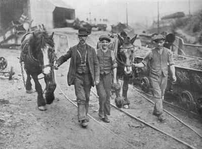 Etter oppgjøret: Gruvearbeidere tar ponniene tilbake til gropen, 1915 av Unbekannt