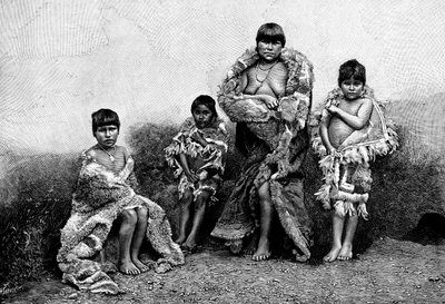 Alakaluf Fuegians, kledd i guanacoskinn, Chile, 1895 av Unbekannt