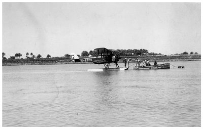 Alan Cobhams De Havilland DH50 lander på Tigris, Irak, 1926 av Unbekannt