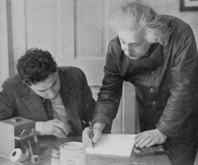 Albert Einstein, tysk-sveitsisk-amerikansk matematiker og fysiker, med en student av Unbekannt