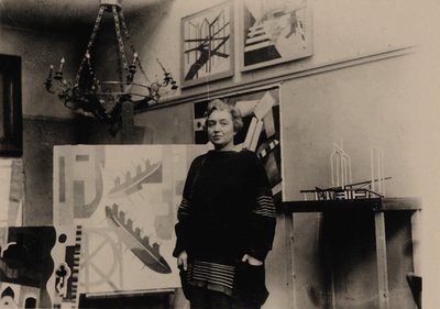 Alexandra Exter i sitt studio i Paris. av Unbekannt