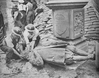 All Night Raid på Storbritannias hovedstad - Statue av John Milton, 1940, 1940 av Unbekannt