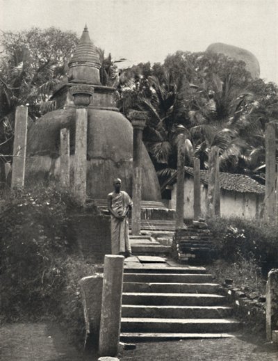 Ambatthala Dagoba i Mihintale, hvilested for relikviene til Mahinda, bygget 275 f.Kr. 1926 av Unbekannt