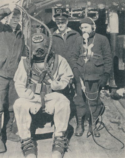 American Naval Diver bærer vanntette gummihansker med tre fingre, 1937 av Unbekannt