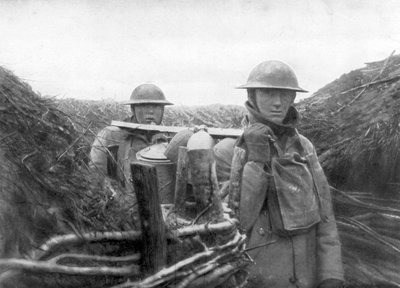 Amerikanske tropper ved fronten leverte suppe til kameratene sine, 1917-1918 av Unbekannt