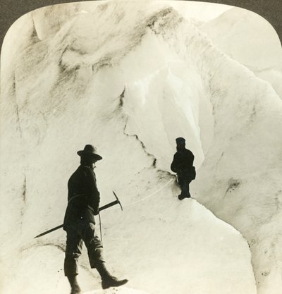 Blant fjell og iskløfter - enorme sprekker av Brigsdalsbreen, - Norge, c1905. av Unbekannt