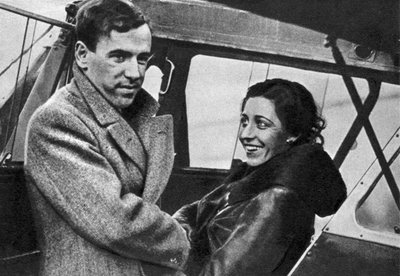 Amy Johnson, britisk flyger, i ferd med å reise til Cape Town, 1932. av Unbekannt