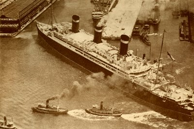 Et flyfoto av Leviathan som blir slept av små taubåter inn i kaien hennes i New York, c1930 av Unbekannt