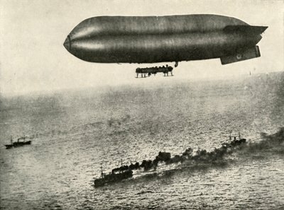 Et luftskip som eskorterer en konvoi, 1919. av Unbekannt