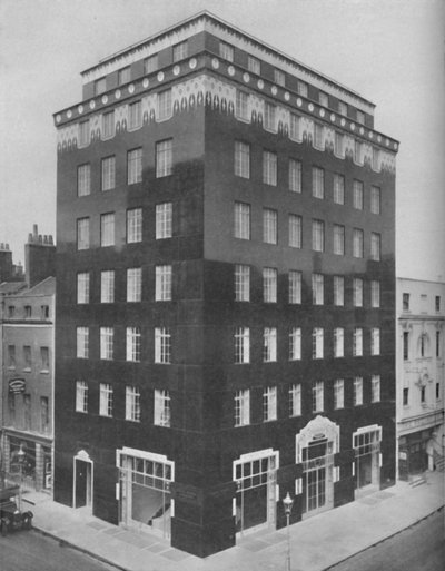 En helsvart bygning i London lettet av en blondelignende krage av hvit, c1935 av Unbekannt