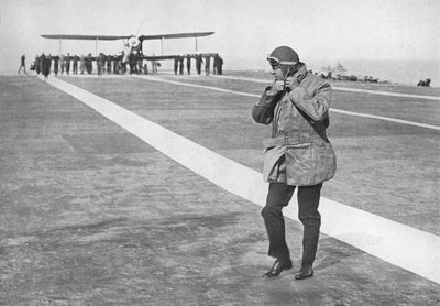 En historisk anledning: Kong Edward fjerner sin flygende hjelm, 1936 av Unbekannt