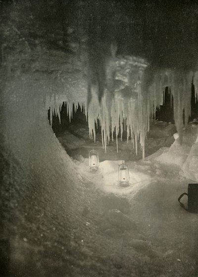 En ishule om vinteren. Fotografert av Light of Hurricane Lamps, c1908, 1909. av Unbekannt