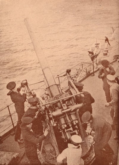 En luftvernpistol i aksjon på et britisk slagskip, c1917 1919 av Unbekannt