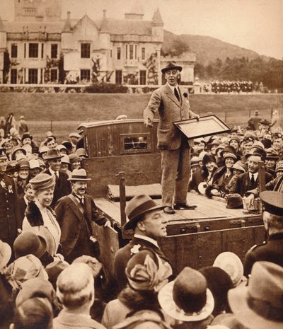 En auksjon for veldedighet på Balmoral, 1930-tallet 1935 av Unbekannt