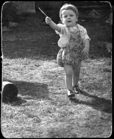Andrew Nurnberg, sønn av fotograf Walter med pinne i hagen, C1954 av Unbekannt